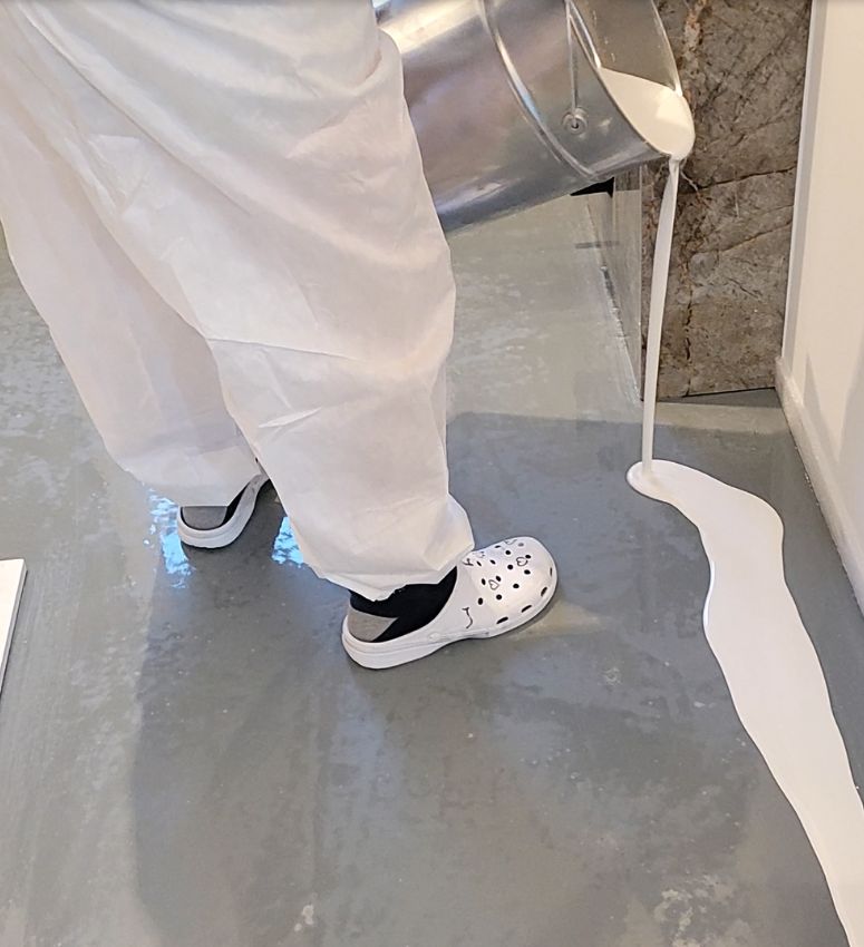 wylewanie zywicy z wiadra